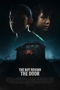 فیلم The Boy Behind the Door 2020 1 MV5BZmI2YjliOTMtMjYwOS00YTdiLTk5NjktZjhmZjAxMTQxYjlmXkEyXkFqcGc@. V1 SX500